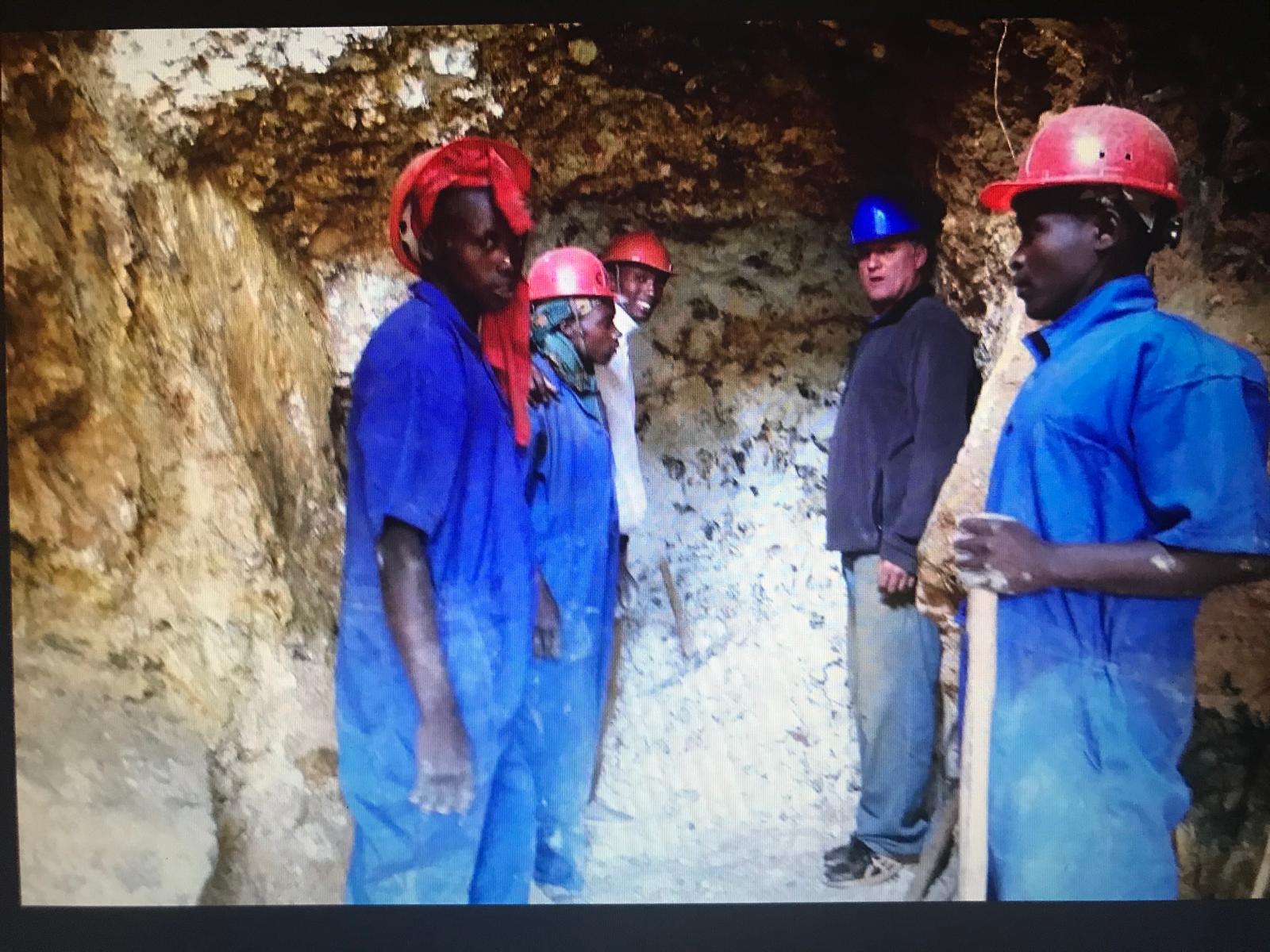 DANS UNE MINE D'OR